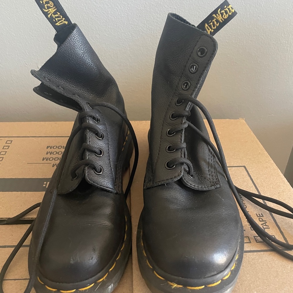DR MARTENS AIRWAIR